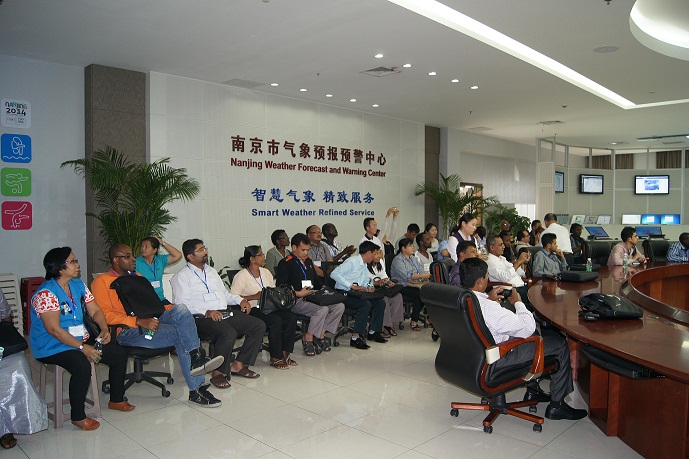 学员参观南京市气象预报预警中心